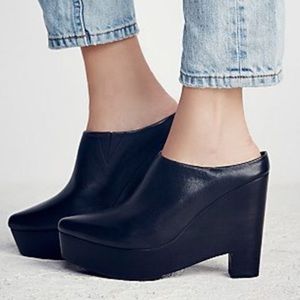 Intentionally blank black mules